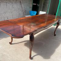 Tavolo in legno massello e sedie