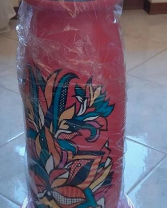 sgabello a forma di vasetto actimel