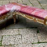 Antica panca in legno bianco e oro