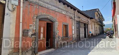 Casa singola con cortile e garage a Linguaglossa
