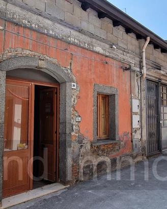 Casa singola con cortile e garage a Linguaglossa