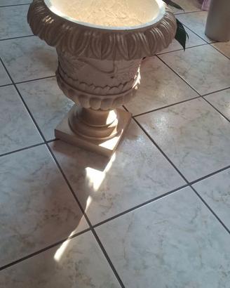 Vaso in pietra scolpito a mano