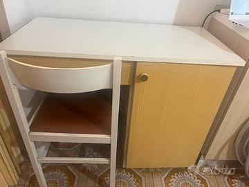 Scrivania con sedia e ripiani