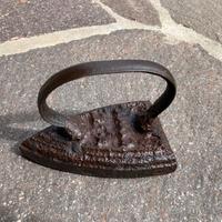 Ferro da stiro in ferro antico