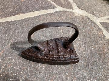 Ferro da stiro in ferro antico