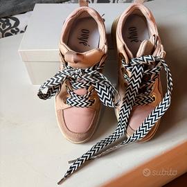 Sneaker Ovyé in pelle e camoscio, rosa cipria