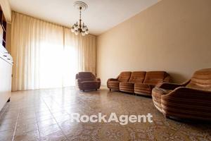 LUMINOSO APPARTAMENTO IN STABILE CON POCHE UNITÀ A