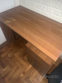 scrivania con cassetti