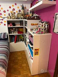 Libreria angolare bianca con sportelli