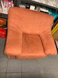 Poltrona imbottita arancione – 30€