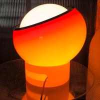 Rara lampada da terra “Clan” di Harvey Guzzini