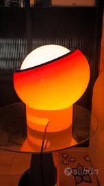 Rara lampada da terra “Clan” di Harvey Guzzini