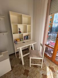 scrivania libreria sedia