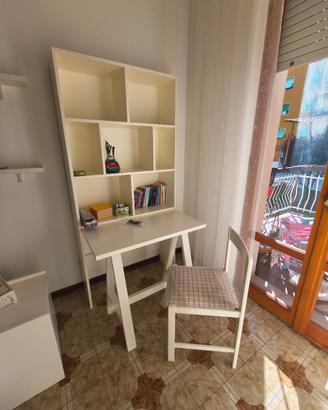 scrivania libreria sedia