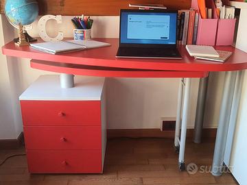 Scrivania con dattilo apribile e cassettiera