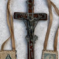 Raro e antico crocifisso Arma Christi e scapolari