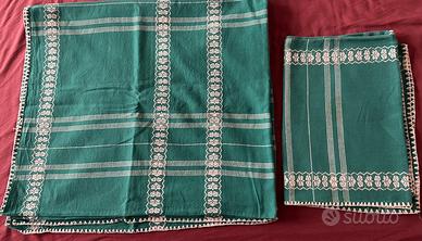 Set di 2 tovaglie verdi ricamate a mano, metà ‘900