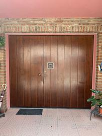 Porta basculante coibentata con porta pedonale