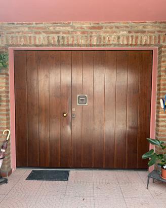 Porta basculante coibentata con porta pedonale