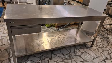 Tavoli in acciaio inox
