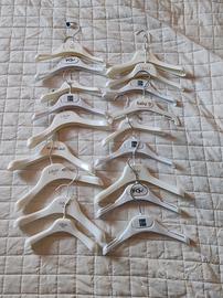 Lotto grucce appendiabiti firmati da 20 a 26 cm