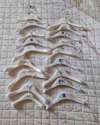 Lotto grucce appendiabiti firmati da 20 a 26 cm
