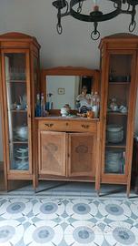 Credenza antica in legno con vetrine e specchio
