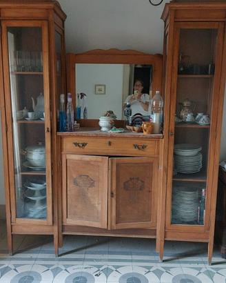 Credenza antica in legno con vetrine e specchio