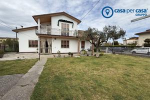 Villetta singola con giardino e garage