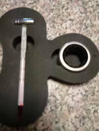 attrezzo per la misurare i gradi alcolici del vino