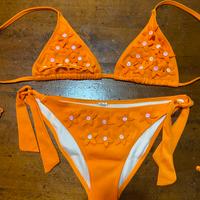 Bikini arancione con fiori