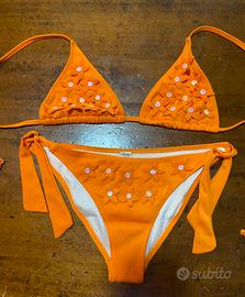 Bikini arancione con fiori