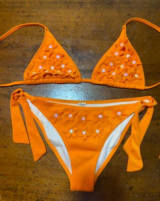 Bikini arancione con fiori
