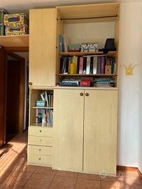 Armadio in legno laminato chiaro