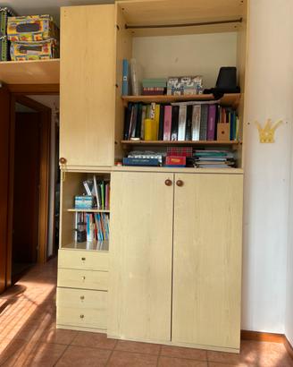 Armadio in legno laminato chiaro