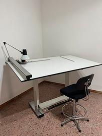 in tavolo tecnico e scrivania