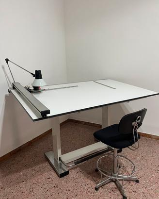 in tavolo tecnico e scrivania