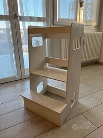 Torre apprendimento montessoriana bianca in legno