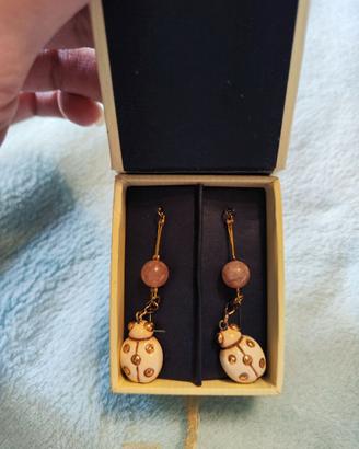 Orecchini pendenti a coccinella della Thun