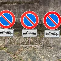 Cartello stradale divieto di sosta con treppiede