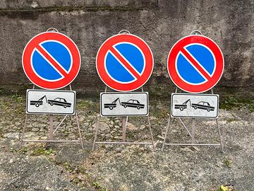 Cartello stradale divieto di sosta con treppiede