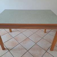 Tavolo in laminato allungabile