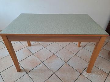 Tavolo in laminato allungabile