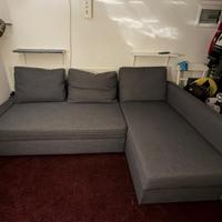 Divano IKEA FRIHETEN in tessuto grigio.