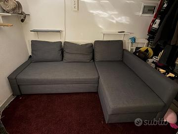 Divano IKEA FRIHETEN in tessuto grigio.