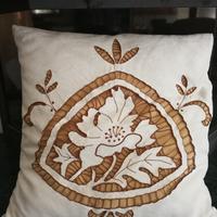 cuscino ricamato a mano