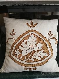 cuscino ricamato a mano