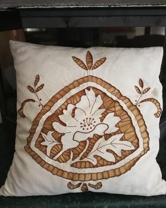 cuscino ricamato a mano
