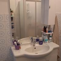 Set bagno con specchio e mobile soggiorno
