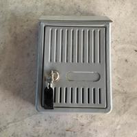 Casetta postale grigia